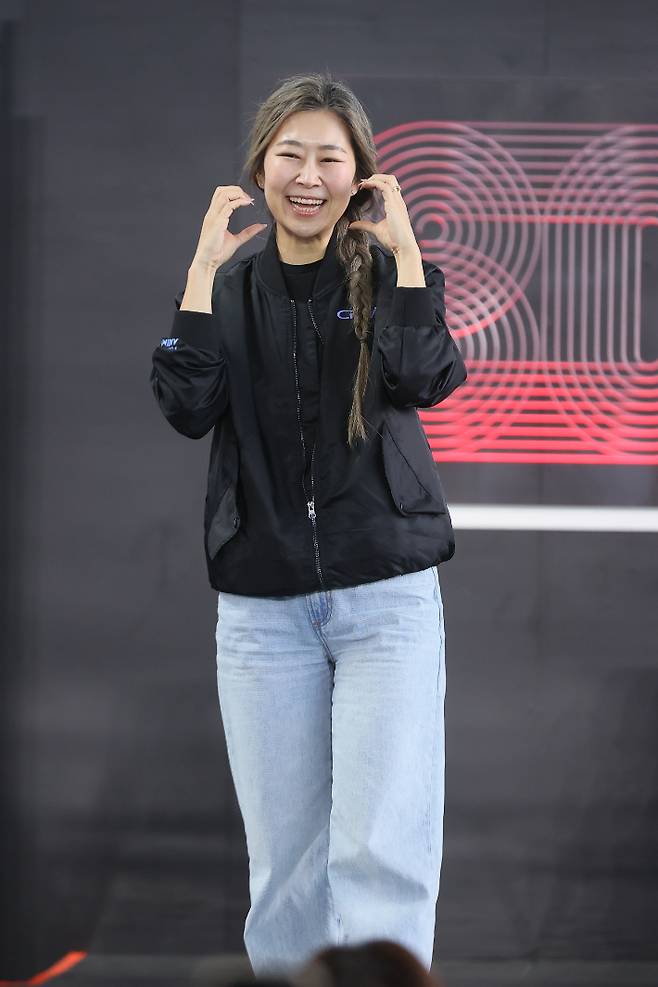 매기 강 감독이 21일 부산 해운대구 우동 영화의전당에서 열린 제30회 부산국제영화제 '케이팝 데몬 헌터스' 오픈토크에서 기념촬영을 하고 있다. 연합뉴스