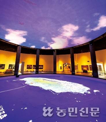 제주 입체 모형. 열두달을 상징하는 12개의 기둥 옆에 서면 하늘에서 섬을 내려다보는 듯한 느낌이 든다.