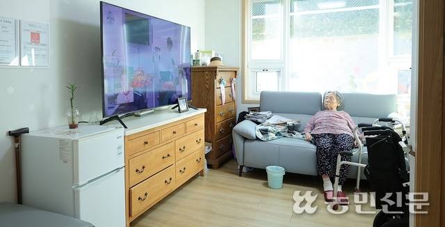 1인실에 직접 가져온 대형 TV를 두고 혼자 휴식을 취하는 어르신.