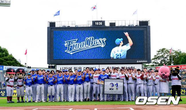 [OSEN=잠실, 지형준 기자] 20일 서울 잠실구장에서 ‘2025 신한 SOL Bank KBO리그’ LG 트윈스와 삼성 라이온즈의 경기가 열렸다.LG는 외국인 투수 톨허스트를, 삼성은 원태인을 선발투수로 내세웠다.경기에 앞서 삼성 오승환 은퇴투어가 진행됐다. 오승환이 LG, 삼성 선수들과 기념촬영을 하고 있다. 2025.09.20 /jpnews@osen.co.kr
