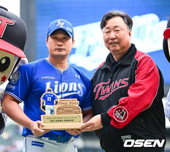 [OSEN=잠실, 지형준 기자] 20일 서울 잠실구장에서 ‘2025 신한 SOL Bank KBO리그’ LG 트윈스와 삼성 라이온즈의 경기가 열렸다.LG는 외국인 투수 톨허스트를, 삼성은 원태인을 선발투수로 내세웠다.경기에 앞서 삼성 오승환 은퇴투어가 진행됐다. LG 차명석 단장이 오승환에게 선물을 전달하고 있다. 2025.09.20 /jpnews@osen.co.kr