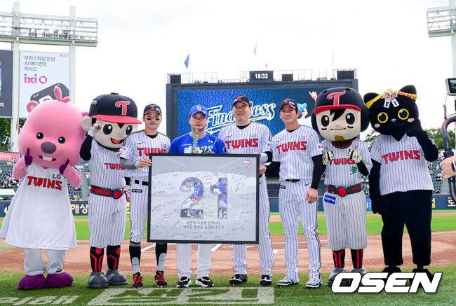 [OSEN=잠실, 지형준 기자] 20일 서울 잠실구장에서 ‘2025 신한 SOL Bank KBO리그’ LG 트윈스와 삼성 라이온즈의 경기가 열렸다.LG는 외국인 투수 톨허스트를, 삼성은 원태인을 선발투수로 내세웠다.경기에 앞서 삼성 오승환 은퇴투어가 진행됐다. LG 박해민, 김현수, 오지환이 오승환에게 선물을 전달하고 있다. 2025.09.20 /jpnews@osen.co.kr