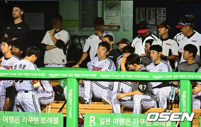 [OSEN=잠실, 지형준 기자] 프로야구 삼성 라이온즈가&nbsp;LG 트윈스를 꺾고 4연승을 달렸다.&nbsp;삼성은&nbsp;20일 서울 잠실구장에서 열린 2025 KBO리그&nbsp;LG와 경기에서 14-4로 크게 승리했다. 홈런 2방을 포함해 장단 17안타를 터뜨렸다.&nbsp;LG는 이날 패배했지만, 2위 한화 이글스가 KT 위즈에 덜미를 잡히면서 매직넘버를 '6'에서 '5'로 한 개 줄였다.&nbsp;9회 LG 선수들이 경기를 지켜보고 있다. 2025.09.20 /jpnews@osen.co.kr