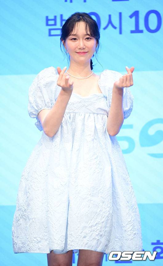 [OSEN=김성락 기자] 13일 오후 서울 구로구 더세인트에서 KBS 2TV 새 월화드라마 ‘함부로 대해줘’ 제작발표회가 열렸다. 드라마 ‘함부로 대해줘’는 예의범절을 목숨처럼 여기는 MZ 선비 신윤복이 아무에게나 함부로 대해지는 사회 최약체 김홍도를 만나 펼치는 무척 예의 바르고 따뜻한 로맨스 성장기를 그렸다.배우 이유영이 포토타임을 갖고 있다. 2024.05.13 / ksl0919@osen.co.kr