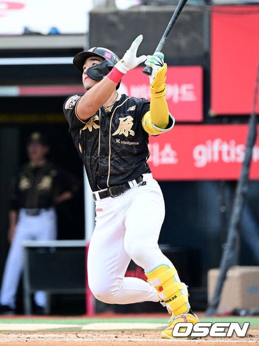 [OSEN=수원, 최규한 기자] 20일 수원 KT위즈파크에서 ‘2025 신한 SOL Bank KBO리그’ KT 위즈와 한화 이글스의 경기가 열렸다.홈팀 KT는 고영표, 방문팀 한화는 코디 폰세를 선발로 내세웠다.1회말 무사 1, 2루 상황 KT 안현민이 선제 좌월 스리런포를 날리고 있다. 2025.09.20 / dreamer@osen.co.kr