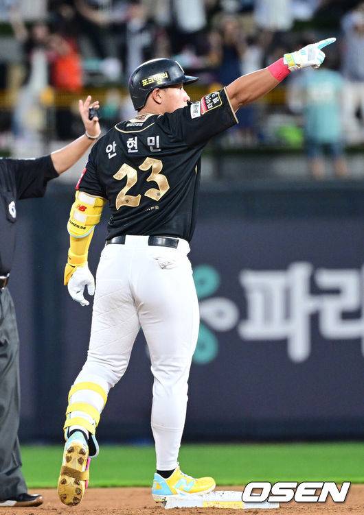 [OSEN=수원, 최규한 기자] 20일 수원 KT위즈파크에서 ‘2025 신한 SOL Bank KBO리그’ KT 위즈와 한화 이글스의 경기가 열렸다.홈팀 KT는 고영표, 방문팀 한화는 코디 폰세를 선발로 내세웠다.5회말 무사 2루 상황 KT 안현민이 달아나는 1타점 적시타를 날리고 상대 수비를 틈타 2루까지 안착한 뒤 기뻐하고 있다. 2025.09.20 / dreamer@osen.co.kr