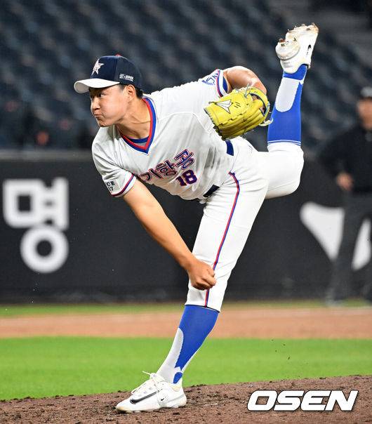 [OSEN=대전, 이대선 기자] 2일 오후 대전 한화생명볼파크에서 ‘제3회 한화이글스배 고교vs대학 올스타전’이 열렸다.올해로 3회째를 맞는 한화이글스배 고교vs대학 올스타전은 한화 구단과 KBSA가 공동으로 주최하는 이벤트 경기다.6회말 고교팀 양우진이 역투하고 있다. 2025.06.02 /sunday@osen.co.kr