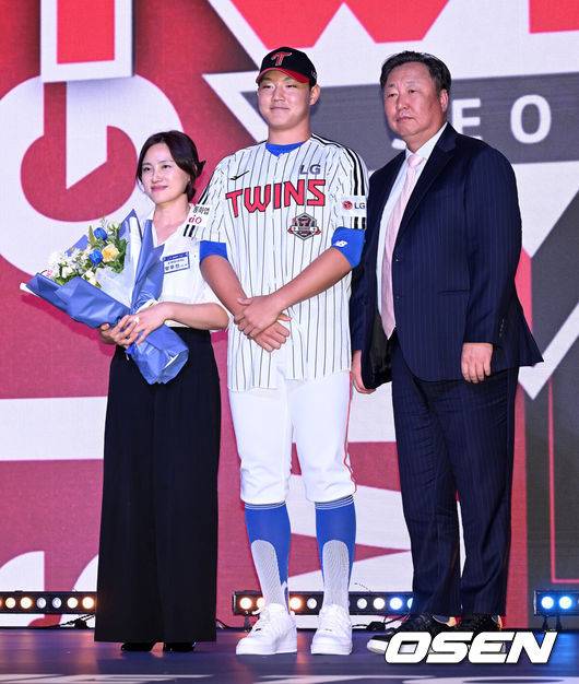 [OSEN=이대선 기자] 17일 오후 7일 오후 서울 롯데호텔 월드에서 ‘2026 KBO 신인 드래프트’가 열렸다.이번 드래프트는 전면 드래프트 방식으로 총 11라운드에 걸쳐 진행된다. 대상자는 총 1천261명으로, 고등학교 졸업 예정자 930명, 대학교 졸업 예정자 216명, 얼리 드래프트 신청자 51명, 해외 아마추어·프로 출신 선수 19명이다. 이 중 최대 110명이 KBO 10개 구단의 부름을 받게 된다.LG에 지명된 경기항공고 양우진이 기념촬영을 하고 있다. 2025.09.17 /sunday@osen.co.kr