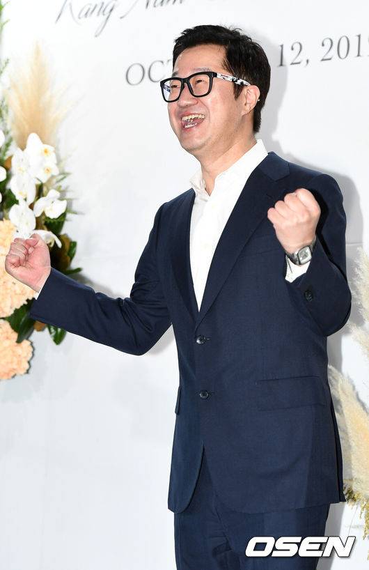 [OSEN=최규한 기자] 가수 강남과 전 스피드스케이팅선수 이상화가 12일 오전 서울의 한 호텔에서 결혼식을 올린다.방송인 지상렬이 하객으로 참석해 포토타임을 하고 있다. /dreamer@osen.co.kr