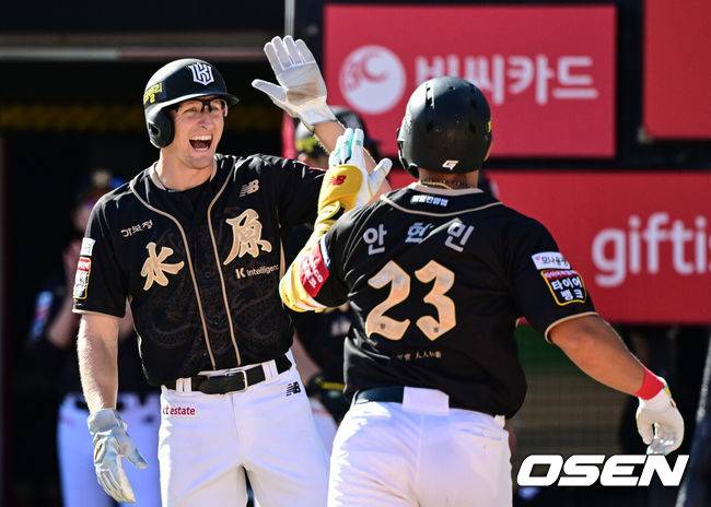 [OSEN=수원, 조은정 기자]21일 수원 KT위즈파크에서 ‘2025 신한 SOL Bank KBO리그’ KT 위즈와 삼성 라이온즈의 경기가 열렸다.KT는 외국인 투수 헤이수스를, 삼성은 양창섭을 선발투수로 내세웠다.5회말 무사 1루에서 좌월 투런 홈런을 날린 KT 안현민이 스티븐슨의 축하를 받고 있다. 2025.09.21 /cej@osen.co.kr