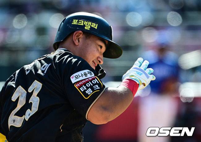 [OSEN=수원, 조은정 기자]21일 수원 KT위즈파크에서 ‘2025 신한 SOL Bank KBO리그’ KT 위즈와 삼성 라이온즈의 경기가 열렸다.KT는 외국인 투수 헤이수스를, 삼성은 양창섭을 선발투수로 내세웠다. KT 안현민이 5회말 무사 1루에서 좌월 투런 홈런을 날린 뒤 베이스를 돌고 있다. 2025.09.21 /cej@osen.co.kr