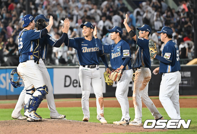 NC 선수들이 승리를 자축하고 있다./OSEN DB