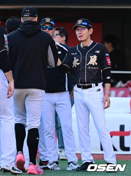 [OSEN=수원, 조은정 기자]KT가 구자욱이 무릎 부상으로 결장한 4위 삼성을 0.5경기 차이로 따라붙었다.&nbsp;프로야구 KT 위즈는 21일 수원KT위즈파크에서 열린 2025 신한 SOL뱅크 KBO리그 삼성 라이온즈와의 시즌 마지막 맞대결(16차전)에서 6-3으로&nbsp;승리했다.&nbsp;KT 이강철 감독이 헤이수스와 승리를 기뻐하고 있다. 2025.09.21 /cej@osen.co.kr