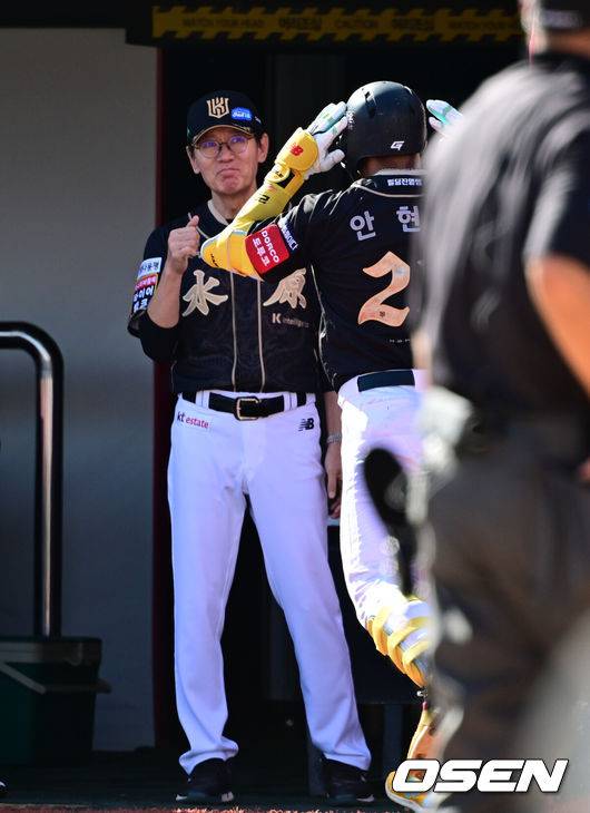 [OSEN=수원, 조은정 기자]21일 수원 KT위즈파크에서 ‘2025 신한 SOL Bank KBO리그’ KT 위즈와 삼성 라이온즈의 경기가 열렸다.KT는 외국인 투수 헤이수스를, 삼성은 양창섭을 선발투수로 내세웠다. KT 안현민이 5회말 무사 1루에서 좌월 투런 홈런을 날린 뒤 이강철 감독의 환영을 받고 있다. 2025.09.21 /cej@osen.co.kr