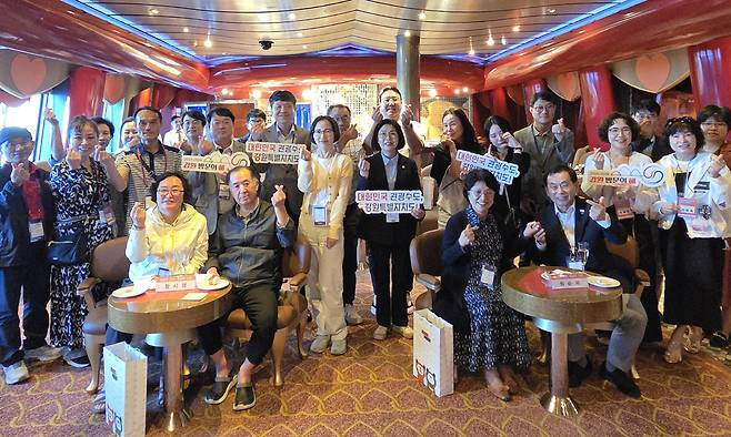 ‘특별한 여행, 특별한 사연들’을 공유한 참가자들이 기념촬영하고 있다. 배상철 기자