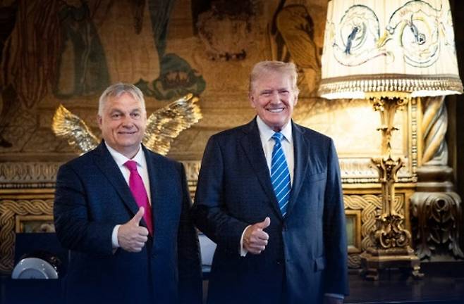 빅토르 오르반 헝가리 총리(왼쪽)와 도널드 트럼프 미국 대통령. 사진은 트럼프가 아직 당선인 신분이던 2024년 12월 플로리다주(州)&nbsp;마러라고 리조트의 사저를 방문한 오르반과 만나 기념촬영을 하는 모습. SNS 캡처