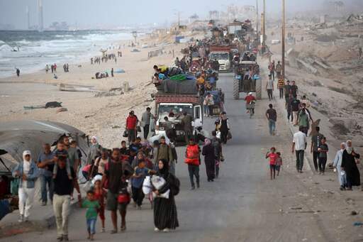 이스라엘 지상군이 가자 지구 점령을 위해 중심 도시인 가자 시티 진입을 본격화한 가운데 20일(현지시간) 가자 지구에 살던 팔레스타인&nbsp;주민들이 짐을 챙겨&nbsp;피난길을 떠나고 있다. AFP연합뉴스