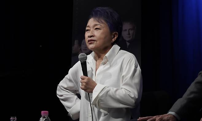 8년 만에 다시 미국 뉴욕 카네기홀에 서며 한·미 순회 연주에 나서는&nbsp;‘바이올린 여제’ 정경화가&nbsp;지난 18일 서울 종로구 크레디아클래식클럽에서 기자들 질문에 답하고 있다. 크레디아 제공