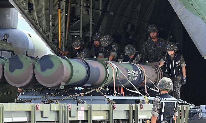 공군 미사일방어사령부 주관 유도탄 공중수송훈련을 위해 천궁 유도탄을 싣고 김해기지에&nbsp;착륙한 C-130J 수송기에서 공군 장병들이 유도탄을 하역하고 있다. 세계일보 자료사진