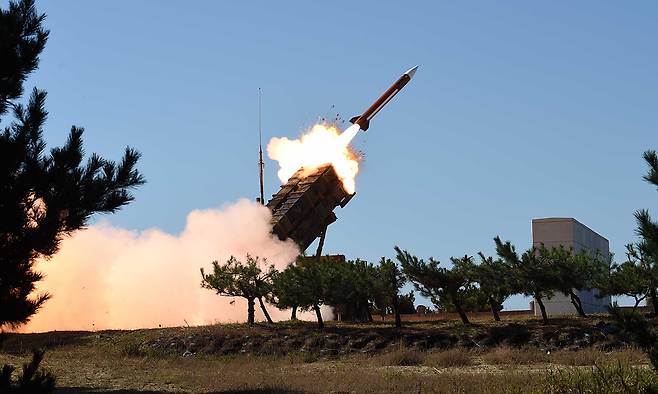 공군 패트리엇(PAC―3) 발사대에서 패트리엇 지대공미사일이 발사되고 있다. 세계일보 자료사진