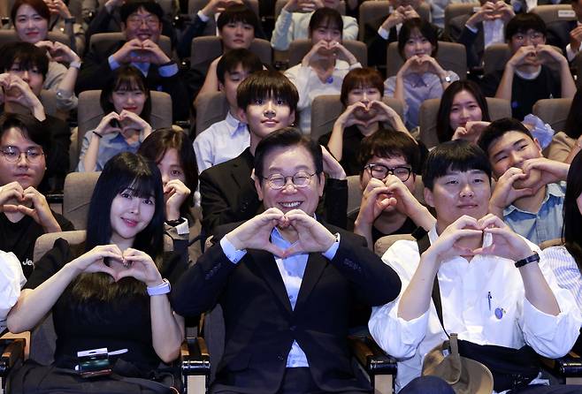 이재명 대통령이 19일 서울 마포구 구름아래 소극장에서 열린 2030 청년 소통·공감 토크콘서트에서 참석자들과 기념촬영을 하고 있다.&nbsp; &nbsp;&nbsp;대통령실통신사진기자단