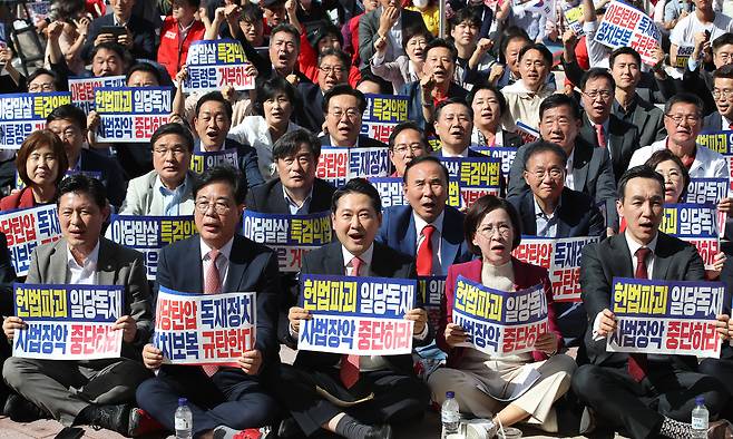 장동혁 국민의힘 대표와 송언석 원내대표를 비롯한 국민의힘 관계자들이 21일 대구 동구 동대구역 광장에서 열린 야당탄압·독재정치 국민 규탄대회에 참석해 구호를 외치고 있다. 대구=뉴시스