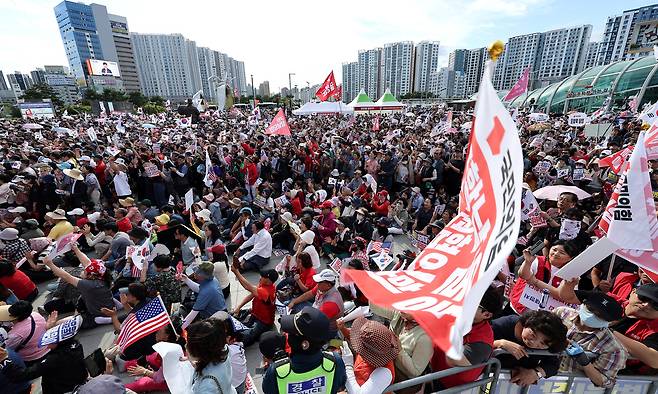 21일 대구 동구 동대구역 광장에서 열린 야당탄압·독재정치 국민 규탄대회에서 참석자들이 구호를 외치고 있다. 대구=뉴시스