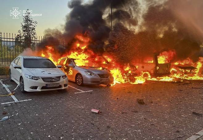 20일(현지시간) 밤 러시아의 드론 공습으로 우크라이나 키이우의 한 주차장이 불에 타고 있다. 이번 공격으로 최소 3명이 숨지고 수십 명이 다쳤다고 우크라이나 비상대응당국이 밝혔다. EPA 연합뉴스