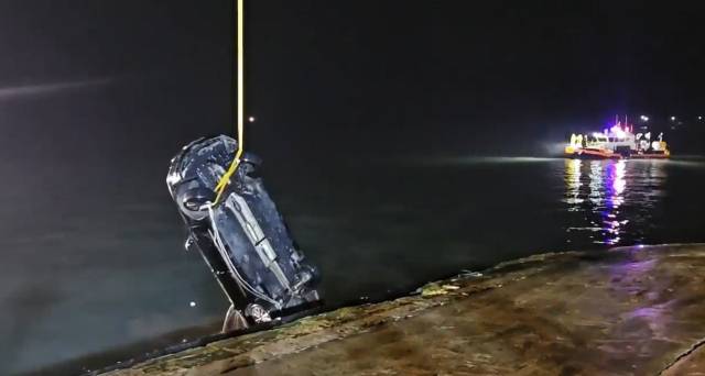 목포해경이 지난 6월 2일 진도군 진도항에서 일가족 4명이 탑승했던 차량을 인양하고 있다. 뉴스1