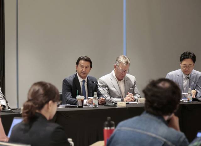 호세 무뇨스(오른쪽 첫 번째) 현대차 사장이 18일(현지 시간) 미국 뉴욕 매해튼에서 열린 '2025 CEO 인베스터 데이' 행사 직후 이어진 특파원 간담회에서 관세 대응 전략에 대해 설명하고 있다. 사진 제공=현대차