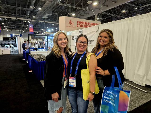 미국 라스베이거스 베네시안엑스포에서 18일(현지 시간) 개막한 '비전 엑스포 2025 웨스트' 현장에서 미국 텍사스에서 안경원을 운영하는 안경사인 아지아 페레즈(가운데)가 현지 컬러렌즈 산업에 대한 기자의 질문에 답하고 있다.