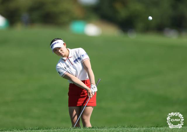 이다연이 21일 하나금융그룹 챔피언십 4라운드 4번 홀에서 그린 주변 어프로치 샷을 하고 있다. 사진 제공=KLPGA