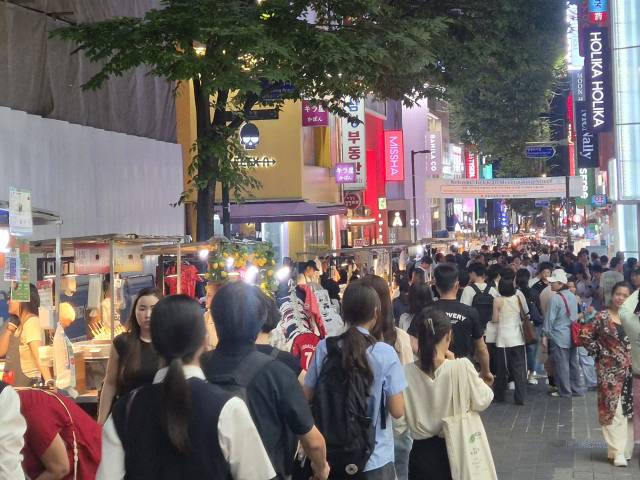 15일 서울 중구 명동이 관광객으로 북적이는 모습. 정유나 기자