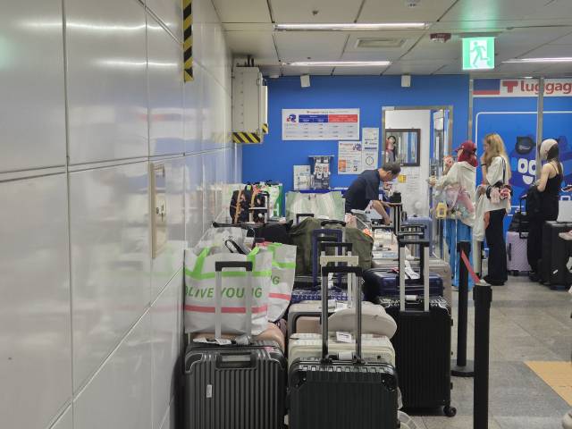 15일 서울 마포구 홍대입구역에 관광객들의 캐리어가 놓여 있다. 정유나 기자