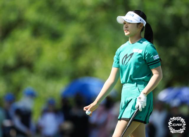 퍼팅을 마치고 이동하고 있는 유현조. 사진 제공=KLPGA