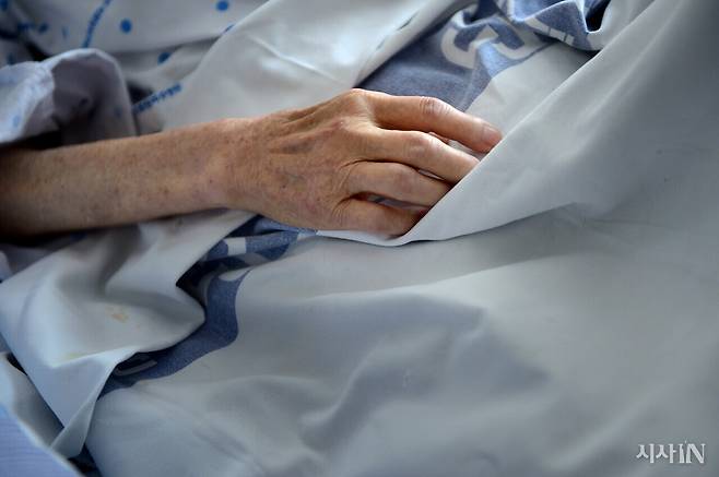 수도권 지역병원의 완화 병동에 입원한 환자의 손. ⓒ시사IN 신선영