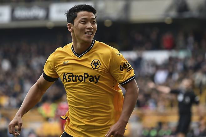 울버햄턴 황희찬은 2025~2026시즌에도 쉽지 않은 시기를 보내고 있다. 21일(한국시간) 영국 몰리뉴스타디움에서 열린 리즈와 이번 시즌 EPL 5라운드 홈경기에서 결장했다. 자신을 믿지 못하는 사령탑과 경쟁자가 팀과 재계약을 마치는 등 어려운 상황이 이어지고 있다. AP뉴시스