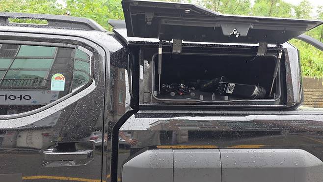 상하 2단 구조의 더블데커 캐노피 적재 공간은 짐의 무게와 용도에 따라 효율적인 적재가 가능하다. 원성열 기자 sereno@donga.com