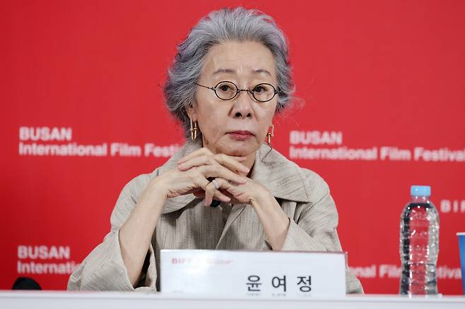 [부산=뉴시스] 박진희 기자 = 윤여정 배우가 19일 부산 해운대구 영화의전당 비프힐에서 영화 ‘결혼 피로연’ 기자간담회를 하고 있다. 2025.09.19. pak7130@newsis.com