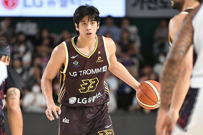 LG 칼 타마요가 21일 창원체육관에서 열린 KCC와 ‘2025 KBL 오픈 매치 데이’에서 22점·8리바운드의 활약으로 LG의 76-67 승리를 이끌었다. 공격을 시도하는 타마요. 사진제공｜KBL