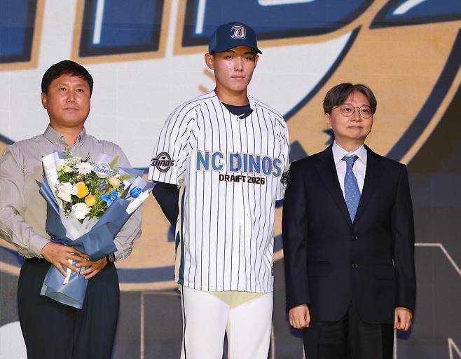 전체 2순위 신재인과 아버지(왼쪽) 그리고 임선남 NC 단장. 연합뉴스