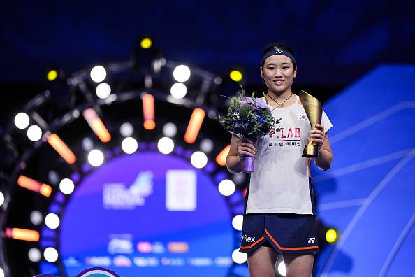 안세영이 21일  2025 세계배드민턴연맹(BWF) 월드투어 슈퍼 750 중국 마스터스 대회 2연패를 달성한 뒤 우승 트로피를 들고 기념사진을 찍고 있다. 게티이미지