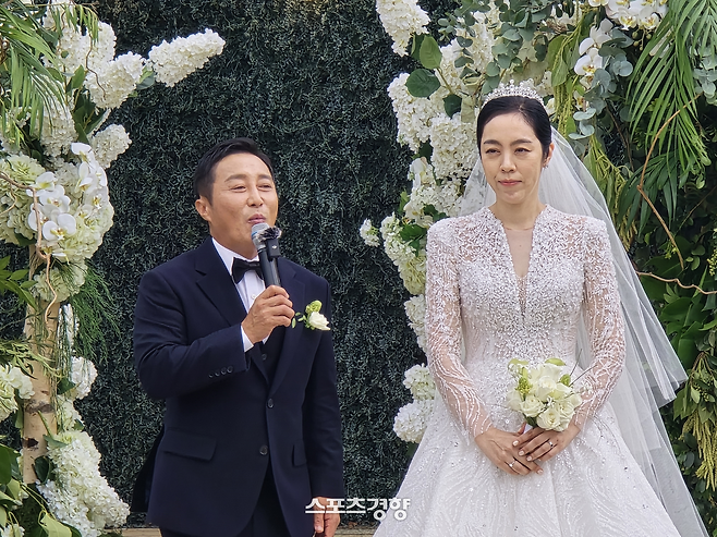 김병만(왼쪽에서 두 번째), 현은재 부부가 지난 20일 정오 서울 서초구 반포동 세빛플로팅아일랜드 루프탑에서 결혼식을 올리고 소감을 전하고 있다. 사진 스포츠경향DB