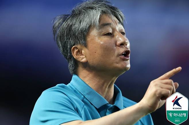 ▲ 전경준 성남FC 감독은 '포커페이스'다. 12경기 무패에도 보완점을 입에 올렸다.&nbsp;기쁘다는 표현에도 표정이 적었다. ⓒ 한국프로축구연맹