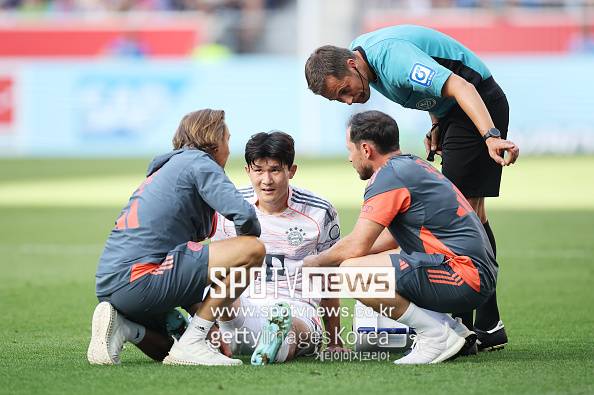 ▲ 김민재(왼쪽에 둘째)는 큰 부상이 아니므로 이른 시일 내에 복귀할 전망이다. 다만 안정이 최우선이기에 다음 경기인 리그 5라운드에선&nbsp;스타팅 출전이 어려울 가능성도 있다. 팬들은 안도의 한숨을 내쉬면서도 이번 부상이 제3의 센터백 입지에서 벗어날 절호의 기회를 거머쥐는 데 미세한 영향을 끼치진 않을지&nbsp;노심초사하는 분위기다.