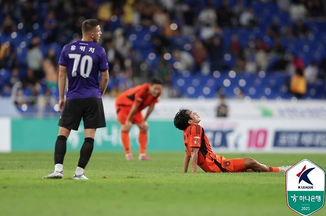 ▲ 21일 울산문수축구경기장에서 울산HD와 FC안양이 하나은행 K리그1 2025 30라운드를 펼쳤다. 순위 상승을 위해 승리가 반드시 필요했던 양팀은 공방전에도 득점없이 무승부를 기록했다. ⓒ 한국프로축구연맹