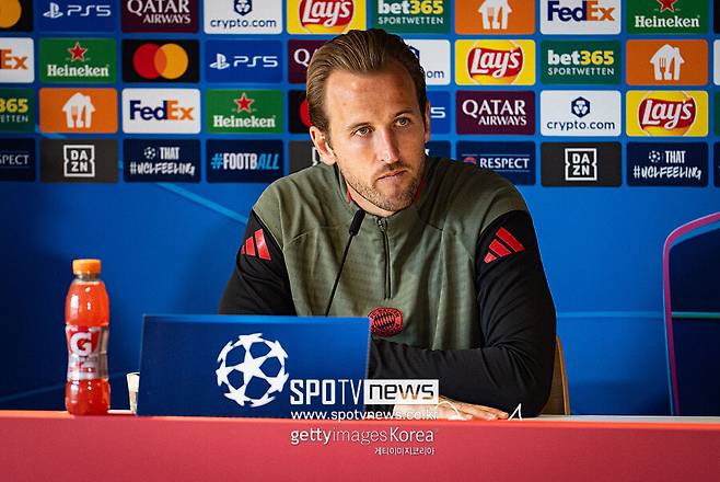 ▲ 케인의 행보는 여전히 많은 축구팬의 관심을 불러일으킨다. 토트넘 유소년 시절부터 차근차근 쌓아 올린 기록은 구단과 잉글랜드 축구사를 바꿔놓았다. 수많은 골과 찬사에도 불구하고 트로피 앞에서는 늘 아쉬움이 남았다. 케인은 승리에 목말라 있었고, 토트넘을 떠나 뮌헨으로 향해 결국 우승컵을 들어올렸다.