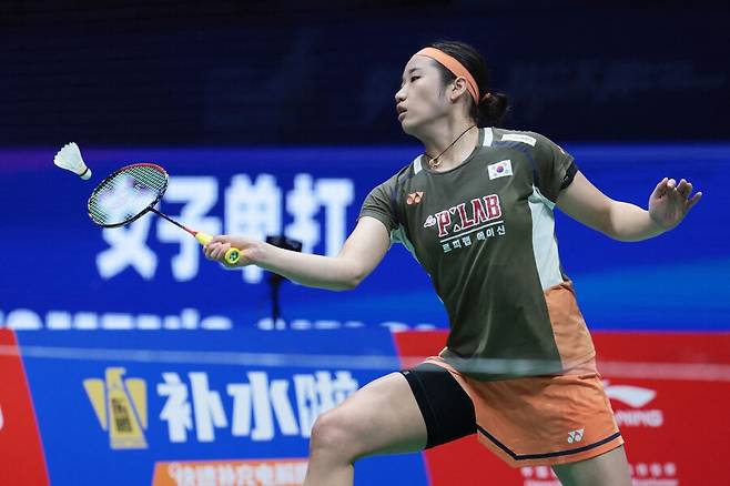 ▲ ‘셔틀콕 퀸’ 안세영(사진)이 또 한 번 세계를 놀라게 했다. 상대가 중국 간판이자 세계 3위 랭커인 한웨였지만 경기는 일방적이었다. 33분 만에 스코어 2-0(21-11, 21-3)으로 금메달을 목에 걸었다. 1위와 3위의 대결이 아니라 마치 1위와 300위 격돌처럼 보였다는 말까지 나왔다. ⓒ 연합뉴스 / AFP