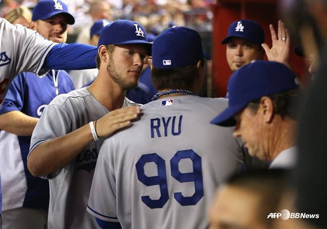 2013시즌 더그아웃에서 류현진(가운데)을 격려하고 있는 커쇼. /AFPBBNews=뉴스1