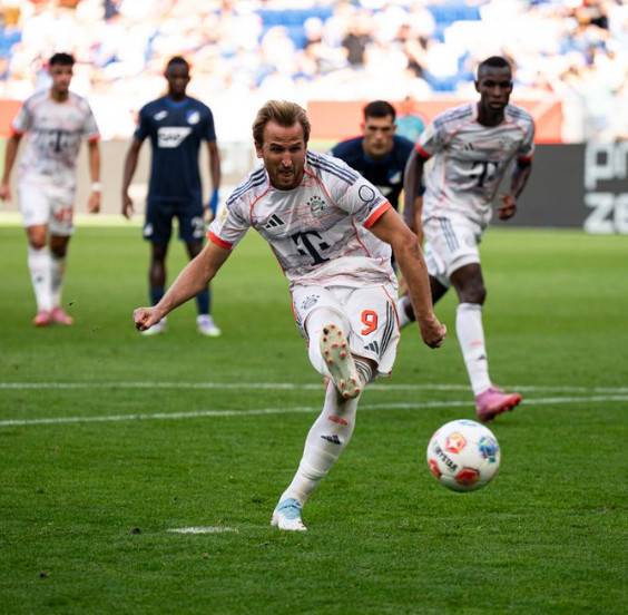 해리 케인이  20일 오후 10시30분(한국시간) 독일 진스하임의 프리제로 아레나에서 열린 바이에른 뮌헨 대 호펜하임의 '2025~2026시즌 분데스리가' 4라운드에서 페널티킥을 차고 있다. /사진=바이에른 뮌헨 공식 SNS  갈무리